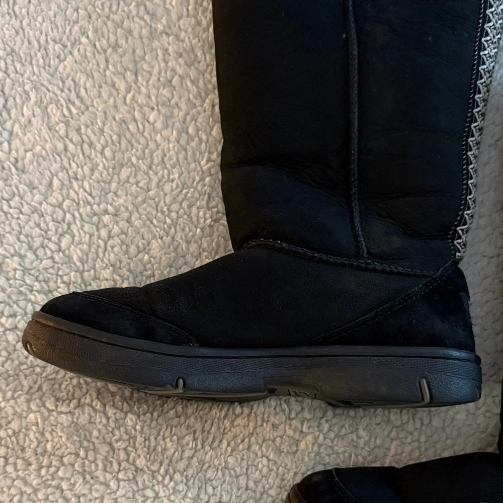UGGS - Picture 4 of 10